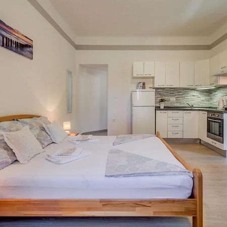 Petite Apartment Split Exterior photo
