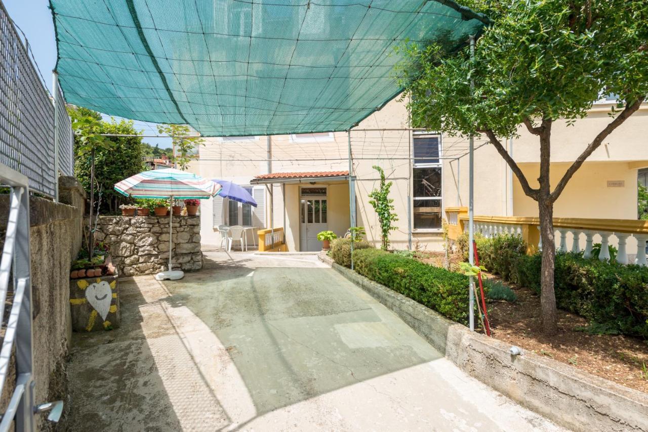 Petite Apartment Split Exterior photo