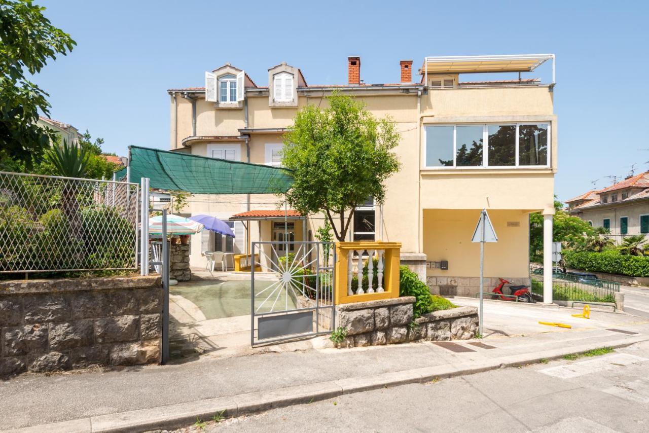 Petite Apartment Split Exterior photo