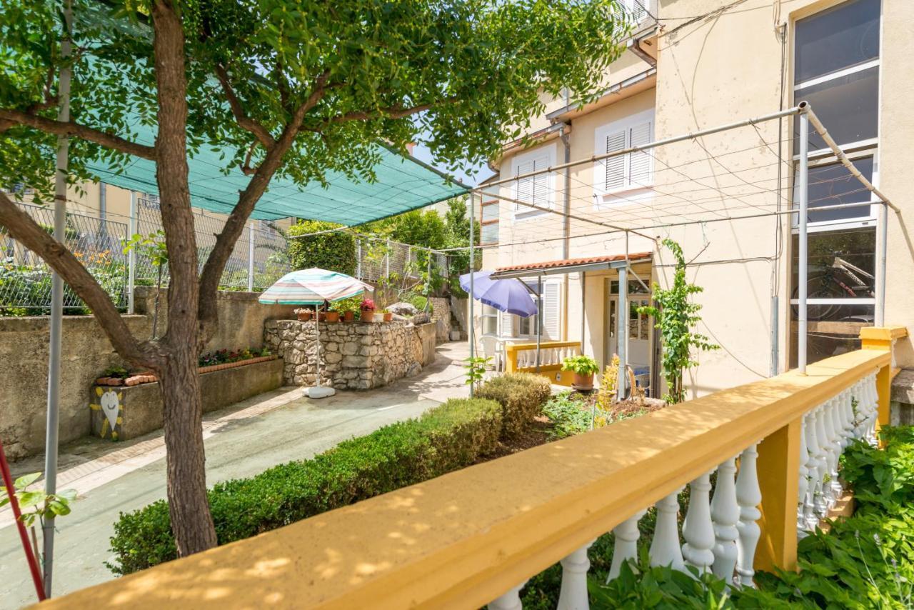 Petite Apartment Split Exterior photo
